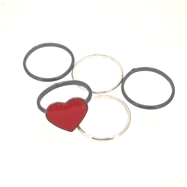 red enamel oxidised ring, 2 silver rings, 2 oxidised silver rings